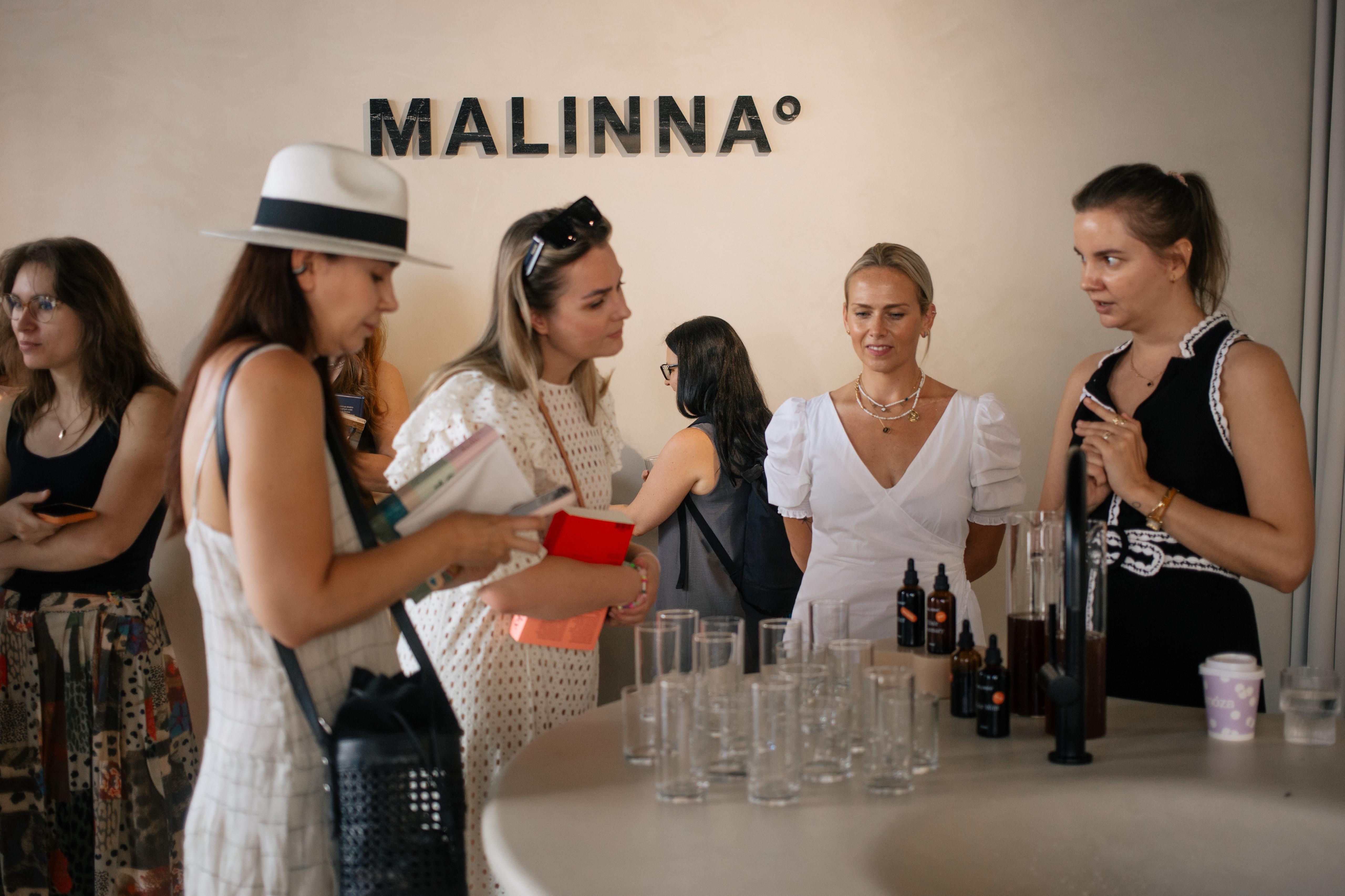 Príprava kariet na pulte v MALINNA° store